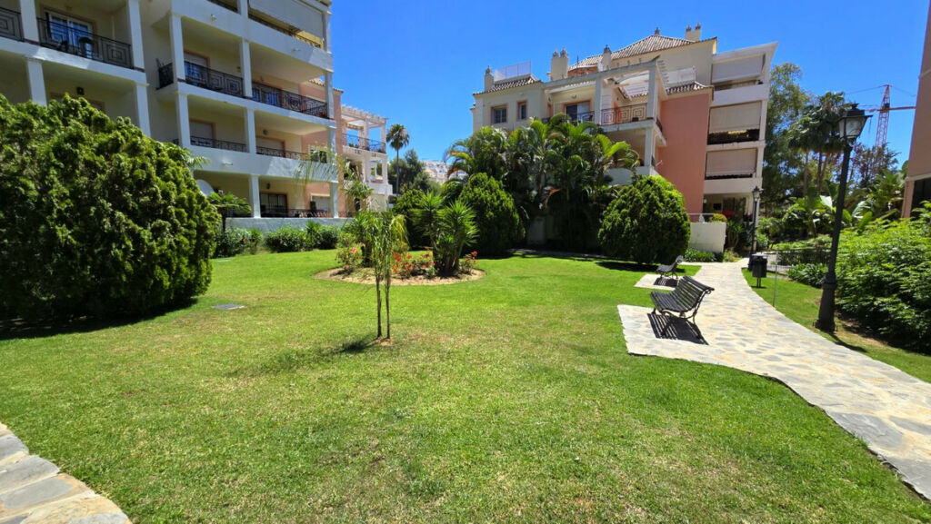 Middle Floor Apartment Aloha Málaga - image 19