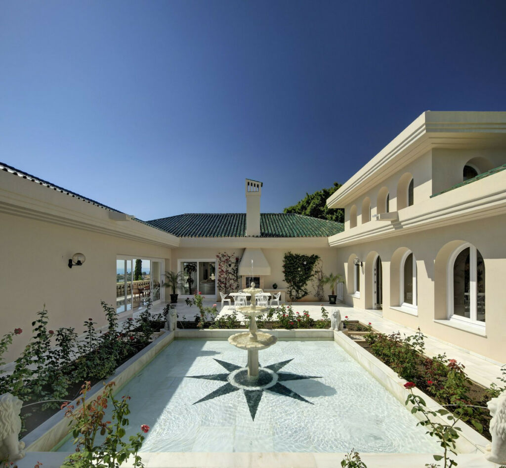Detached Villa Río Real Málaga - image 2