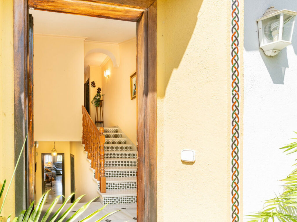 Detached Villa Nueva Andalucía Málaga - image 2