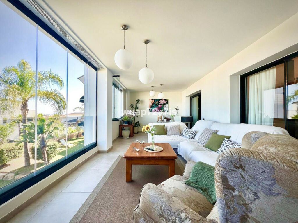 Middle Floor Apartment Estepona Málaga - image 2