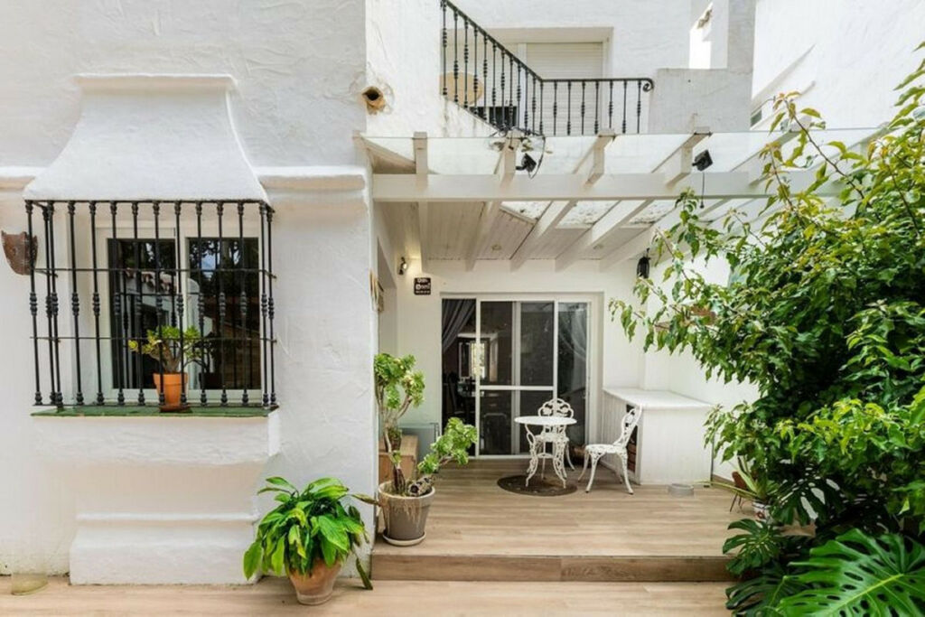 Townhouse Nueva Andalucía Málaga - image 2