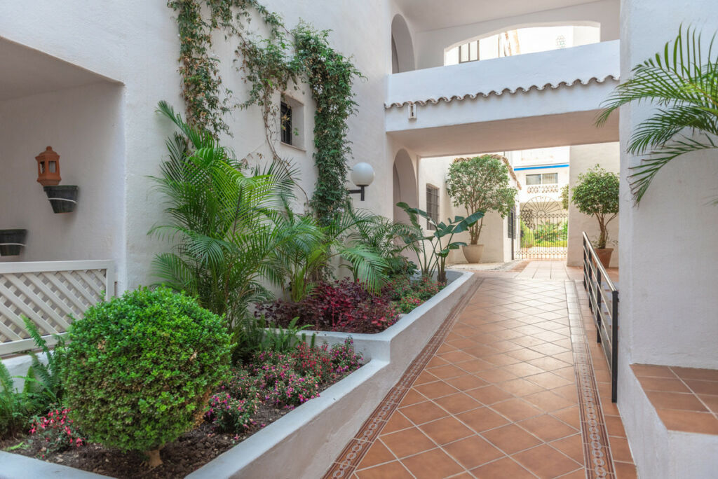 Middle Floor Apartment Puerto Banús Málaga - image 2