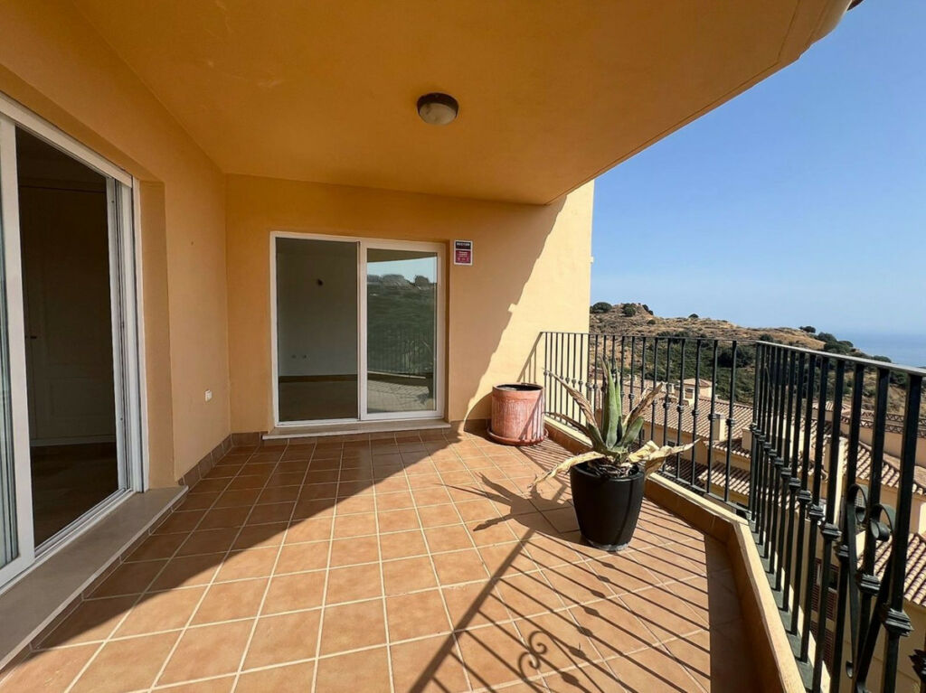 Middle Floor Apartment Calahonda Málaga - image 2