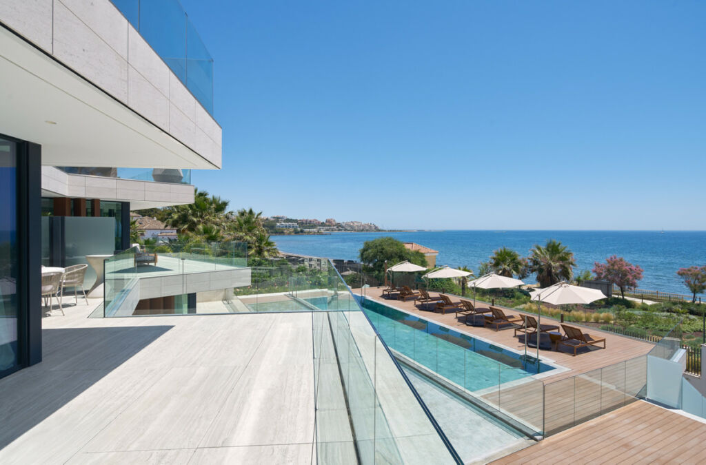 Middle Floor Apartment Estepona Málaga - image 2