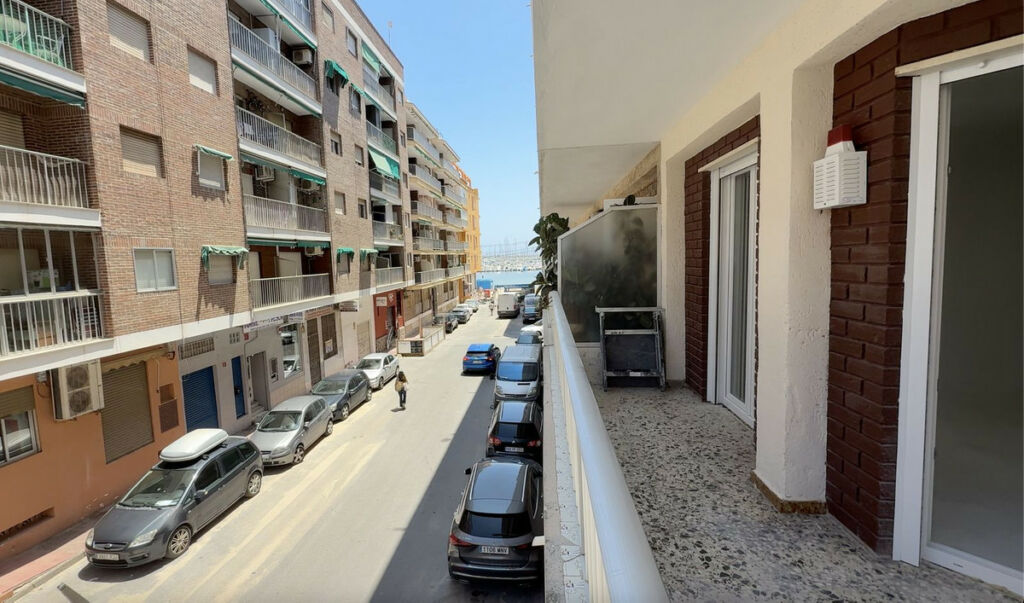 Middle Floor Apartment Torrevieja Alicante - image 2