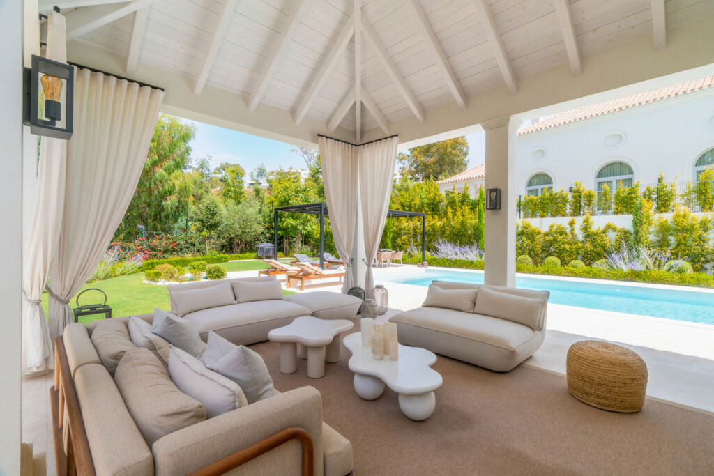 Detached Villa Nueva Andalucía Málaga - image 2