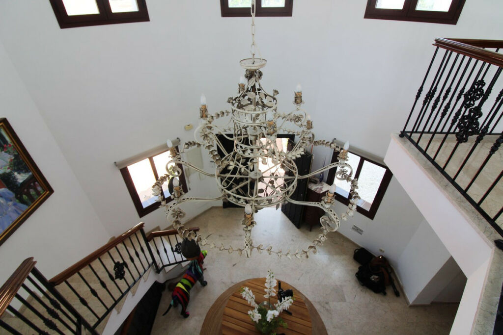 Detached Villa El Paraiso Málaga - image 2
