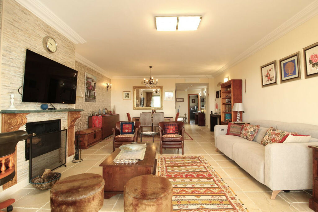 Middle Floor Apartment Los Flamingos Málaga - image 3