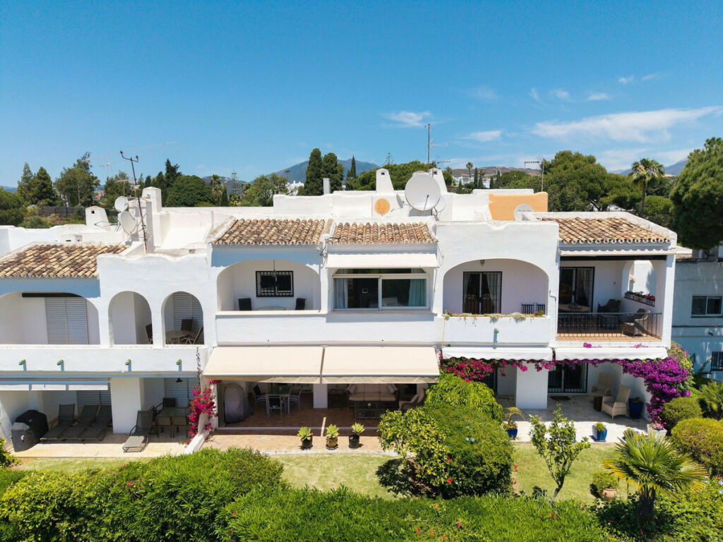 Townhouse Nueva Andalucía Málaga - image 2