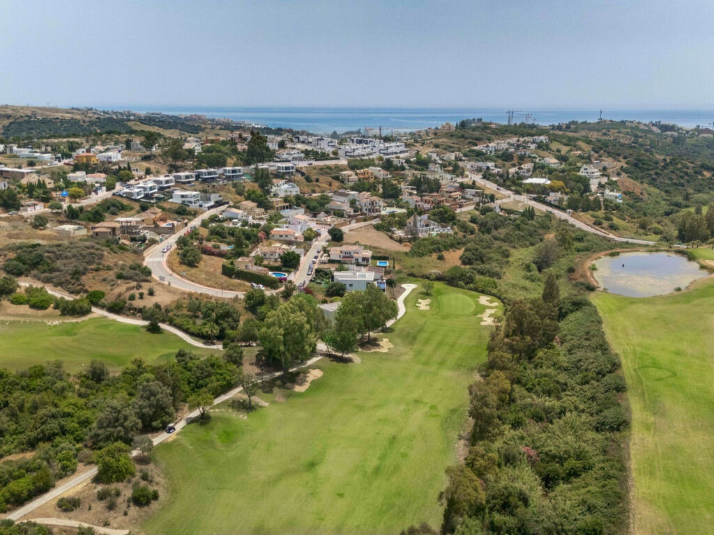 Detached Villa Estepona Málaga - image 3