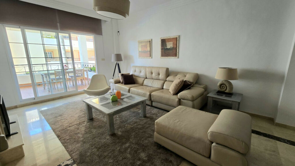 Middle Floor Apartment Aloha Málaga - image 3