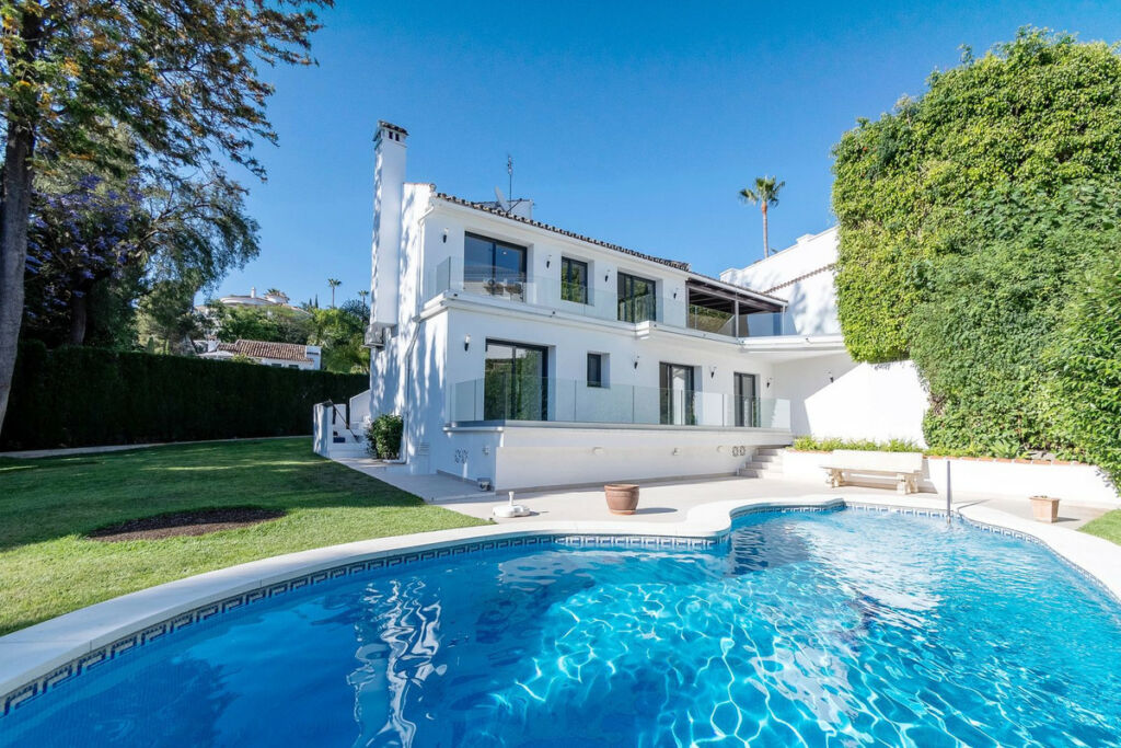Detached Villa Marbella Málaga - image 2