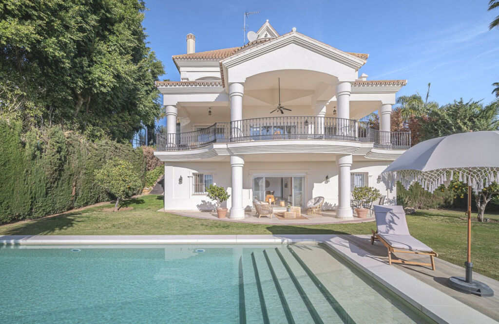 Detached Villa Nueva Andalucía Málaga - image 2