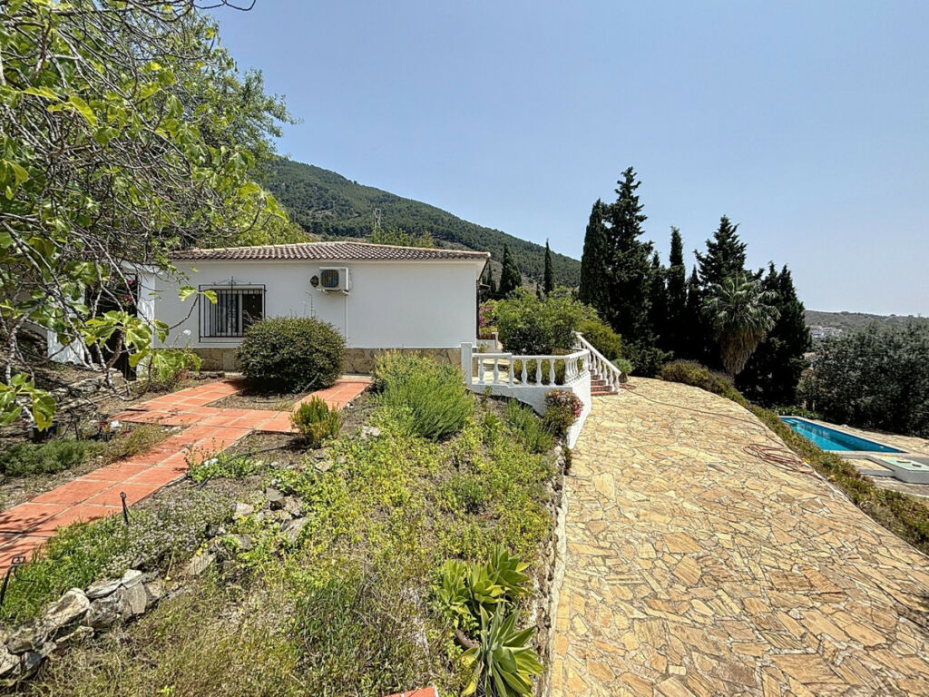 Detached Villa Alcaucín Málaga - image 2