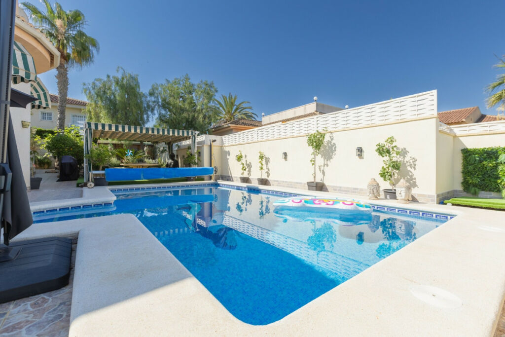 Detached Villa Benijofar Alicante - image 2
