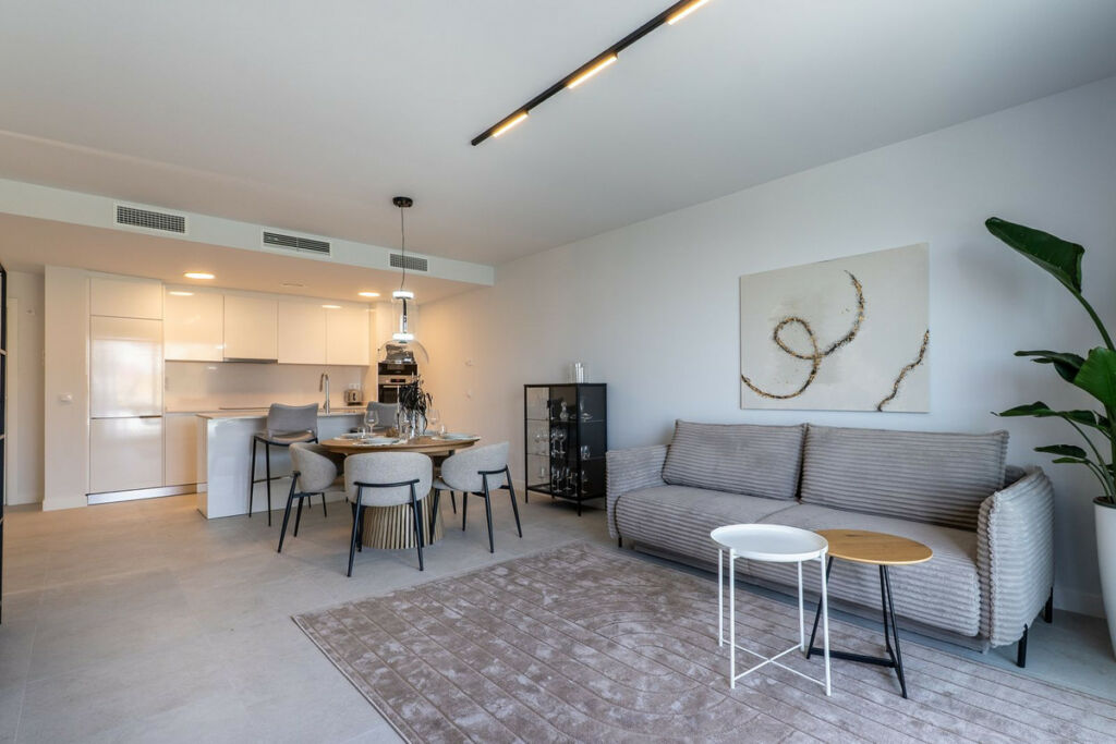 Middle Floor Apartment Estepona Málaga - image 2