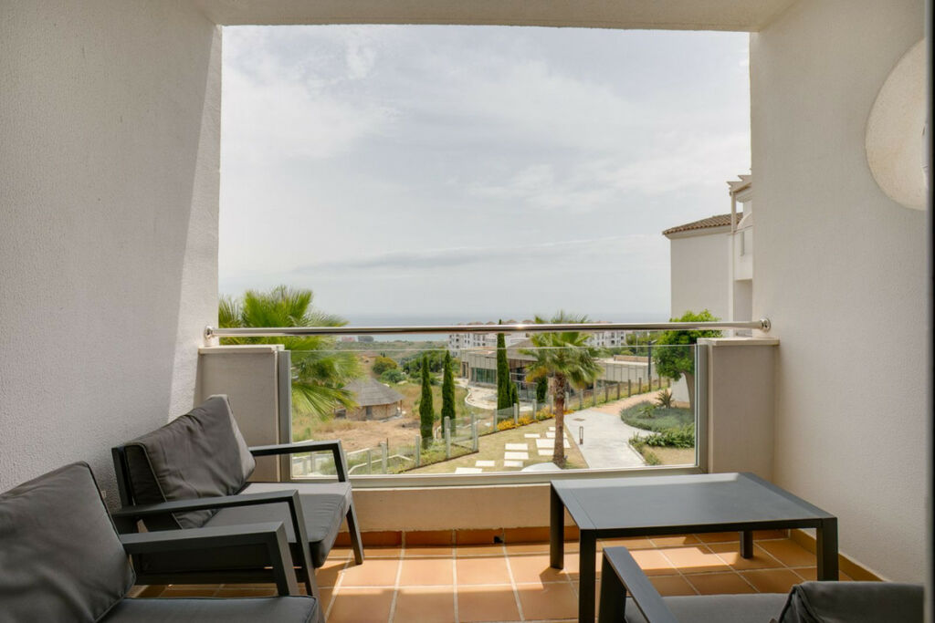 Middle Floor Apartment Manilva Málaga - image 2