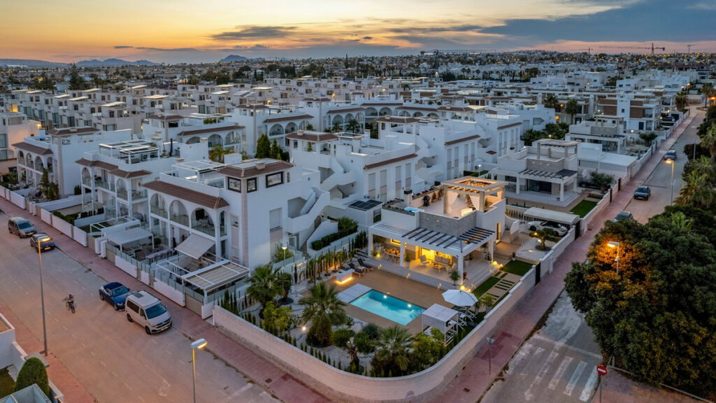 Detached Villa Ciudad Quesada Alicante - image 2
