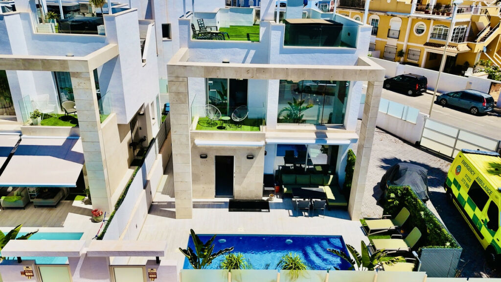 Detached Villa Cabo Roig Alicante - image 2
