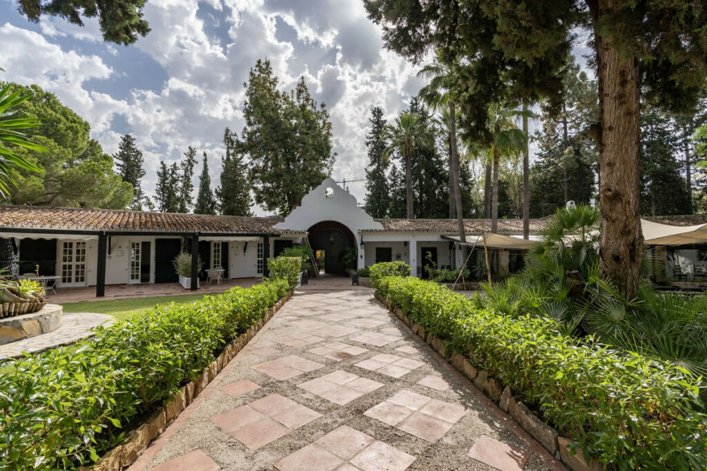 Detached Villa Estepona Málaga - image 3