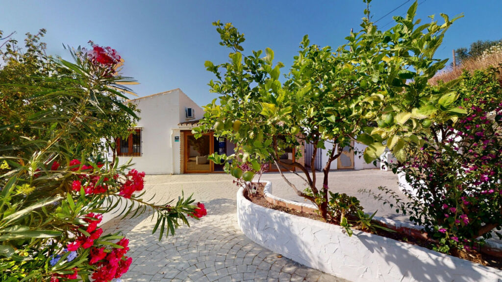 Detached Villa La Viñuela Málaga - image 2