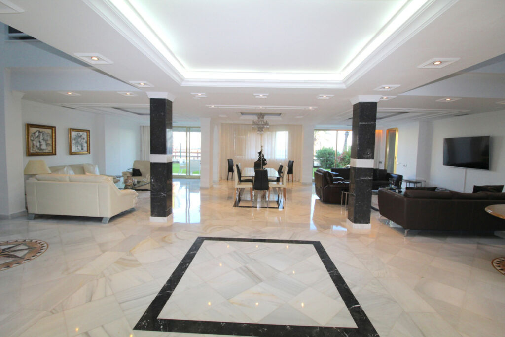 Ground Floor Apartment Puerto Banús Málaga - image 2