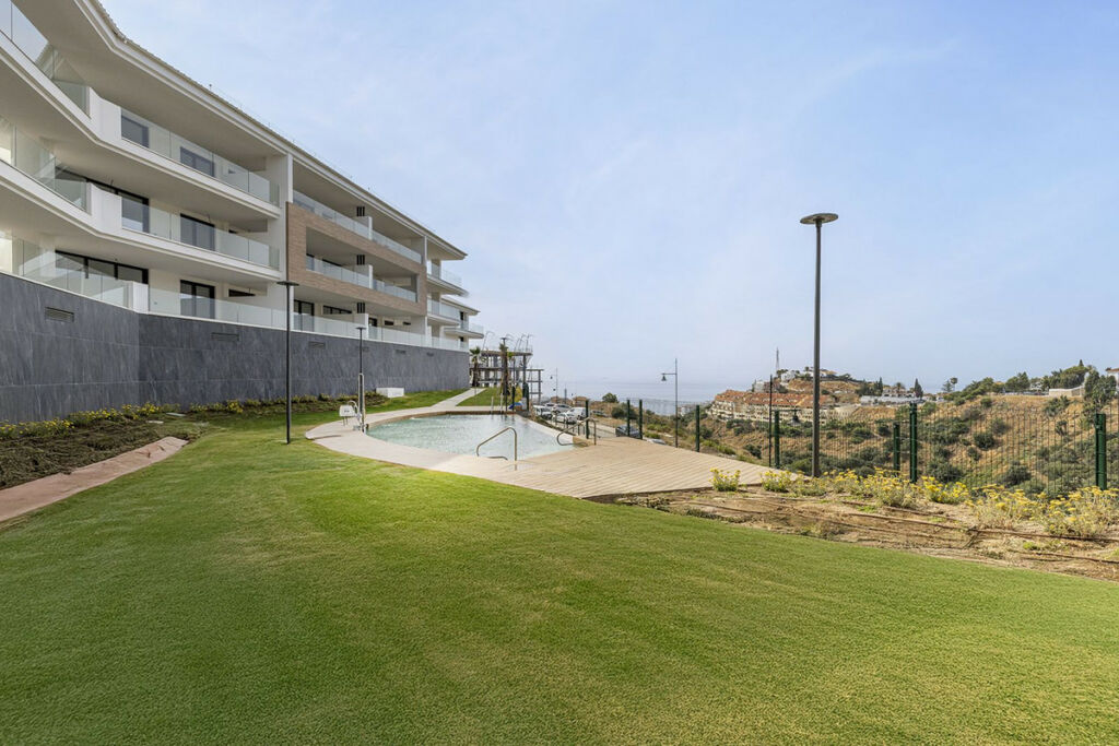 Middle Floor Apartment Fuengirola Málaga - image 2