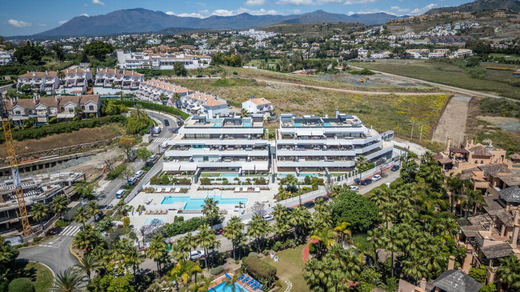 Middle Floor Apartment Estepona Málaga - image 2