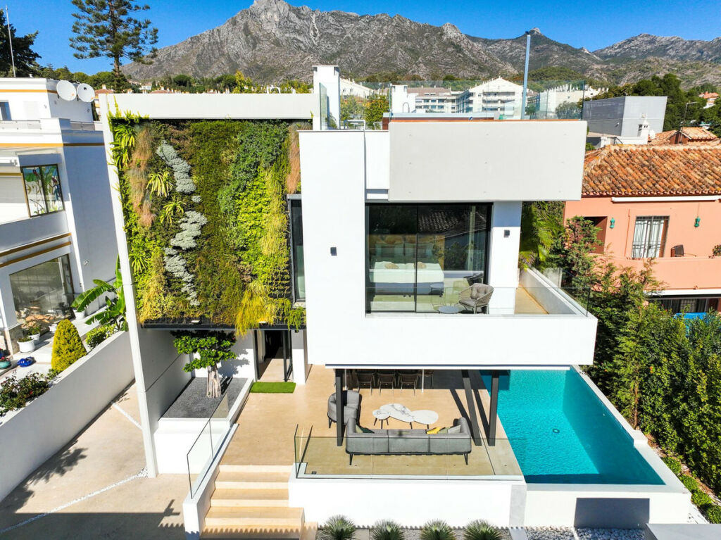 Detached Villa The Golden Mile Málaga - image 2