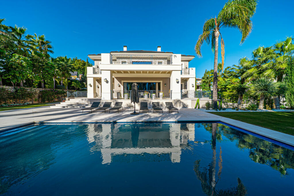 Detached Villa Los Flamingos Málaga - image 2
