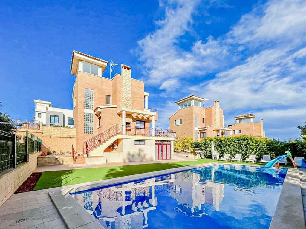 Detached Villa La Nucia Alicante - image 2