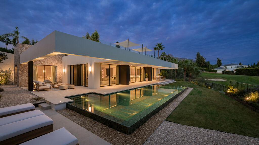 Detached Villa Nueva Andalucía Málaga - image 2