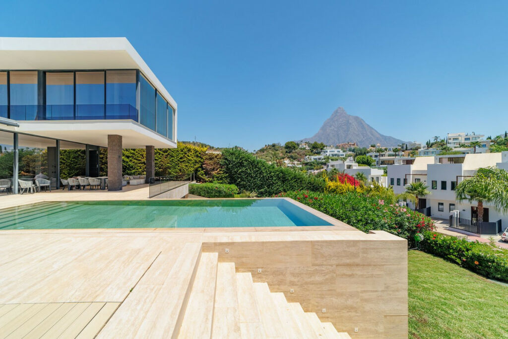 Detached Villa Nueva Andalucía Málaga - image 2