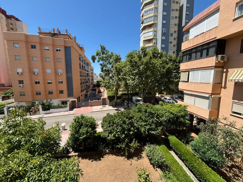 Middle Floor Apartment Fuengirola Málaga - image 2