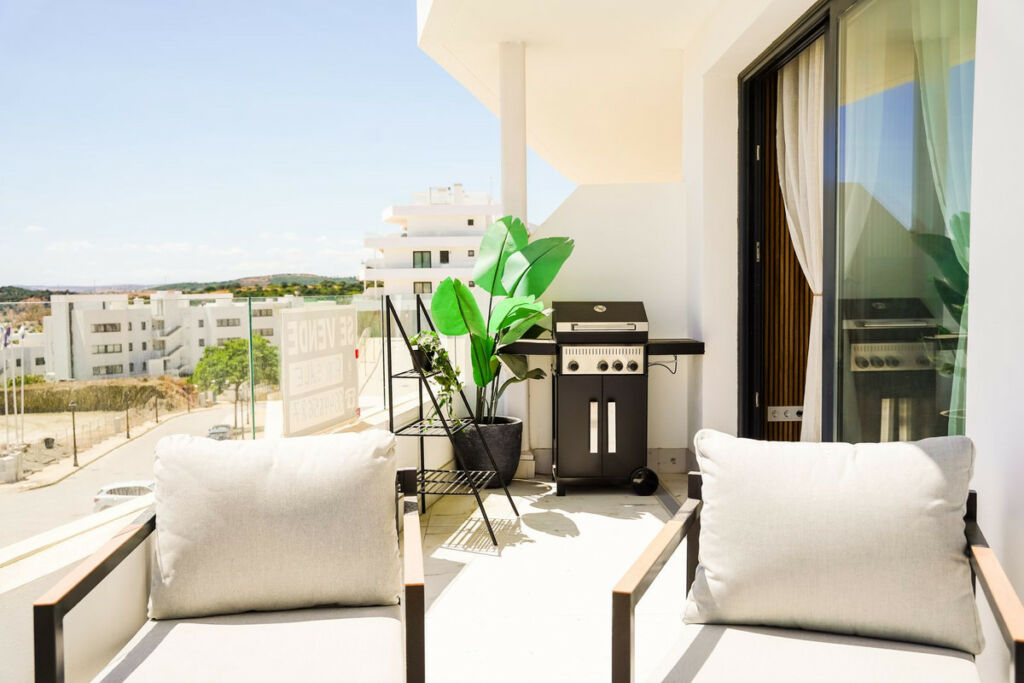 Middle Floor Apartment Estepona Málaga - image 2