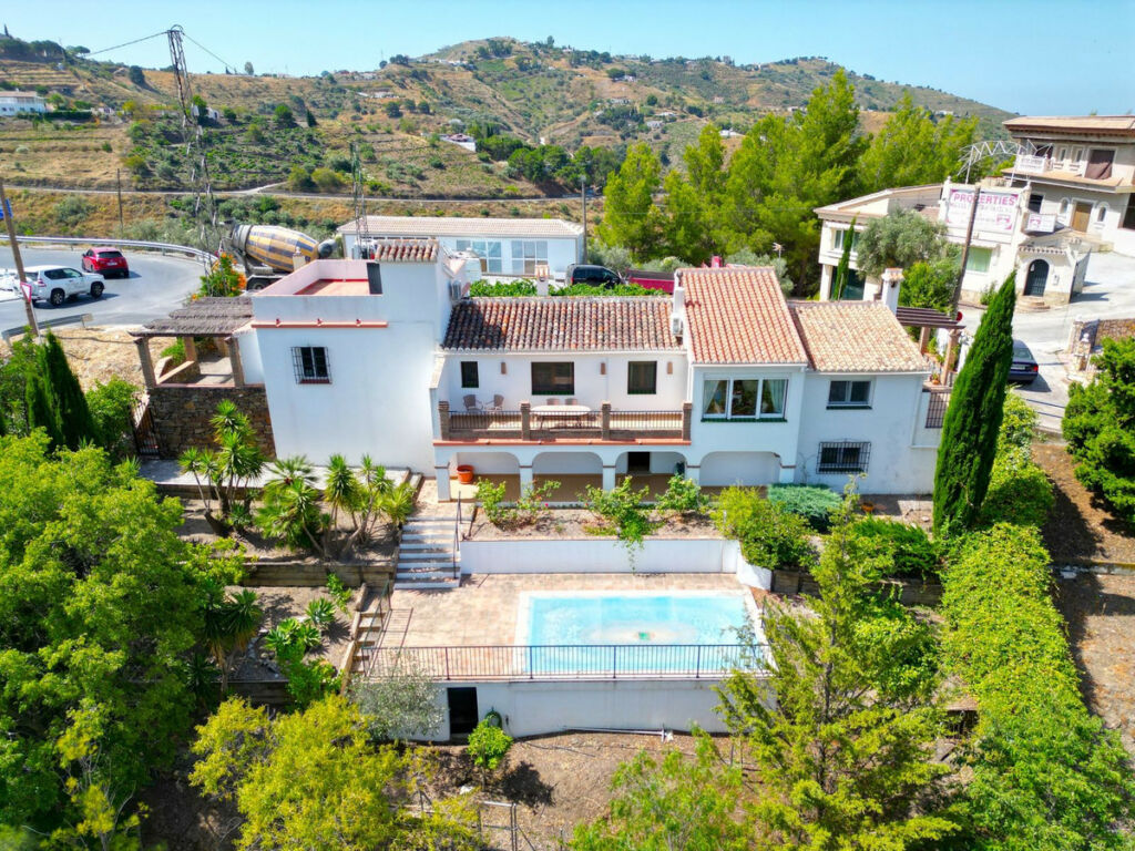 Detached Villa Cómpeta Málaga - image 2