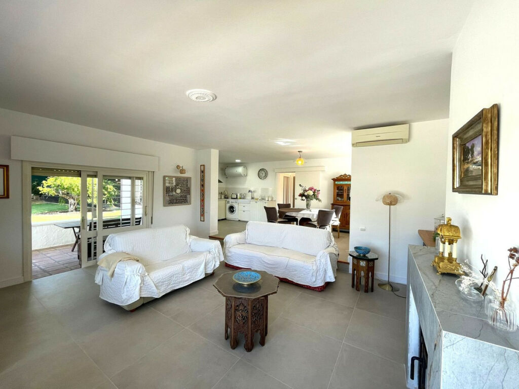 Detached Villa Estepona Málaga - image 2