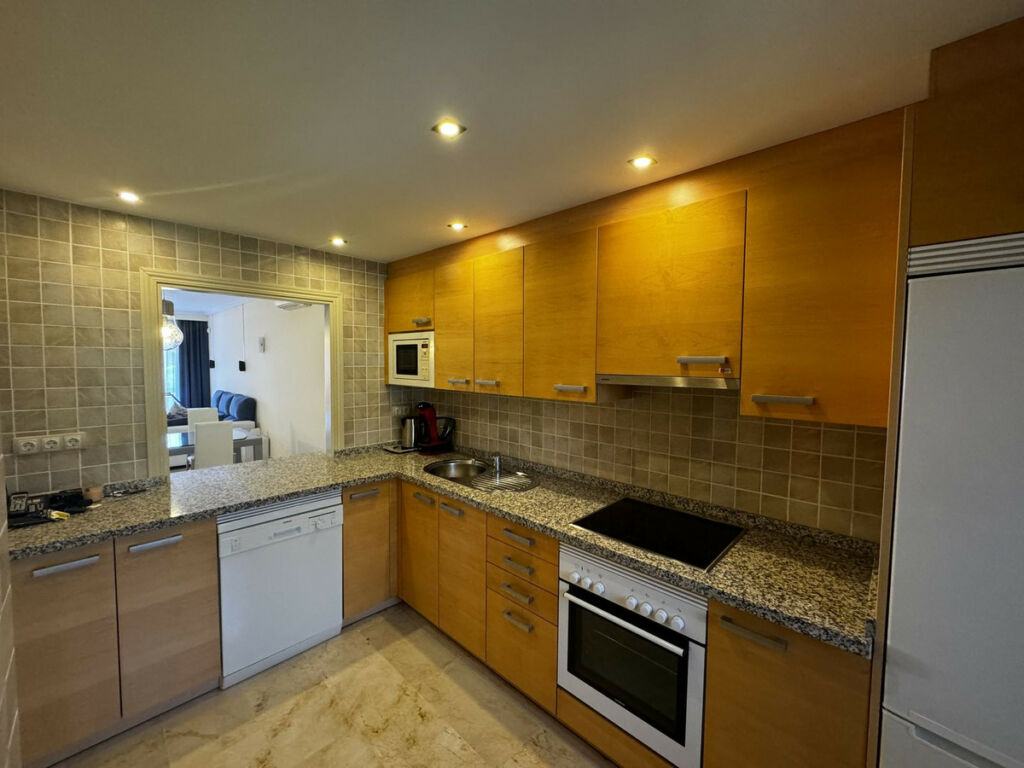 Middle Floor Apartment Estepona Málaga - image 2