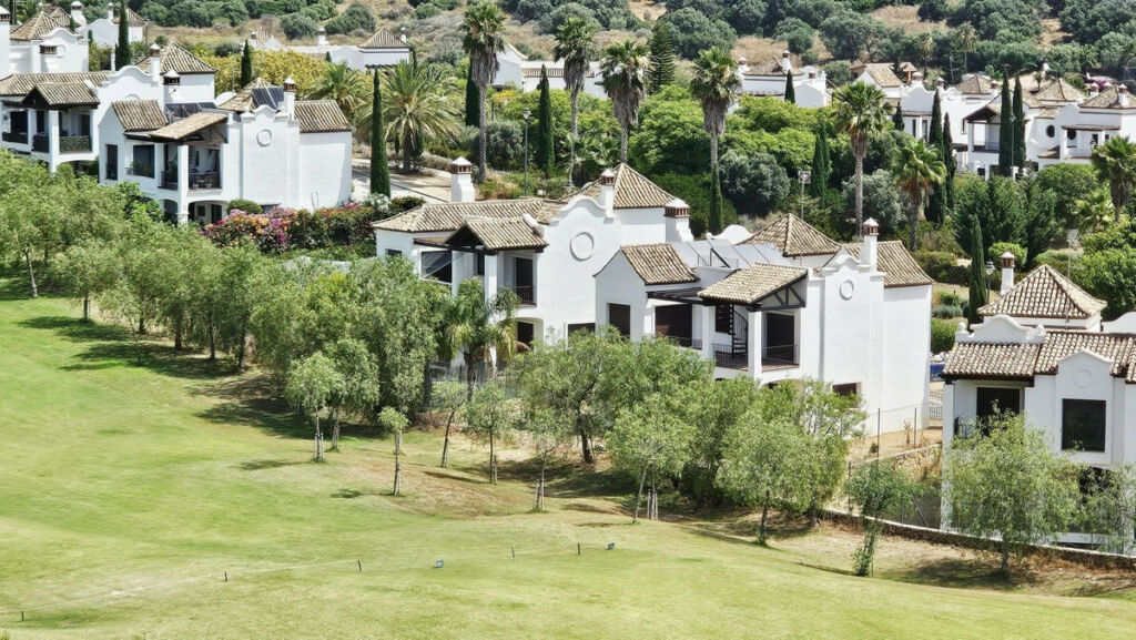 Detached Villa Estepona Málaga - image 2