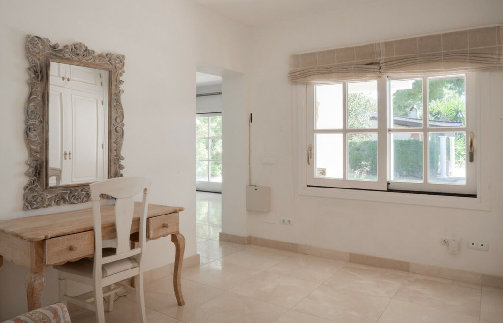 Detached Villa Estepona Málaga - image 2