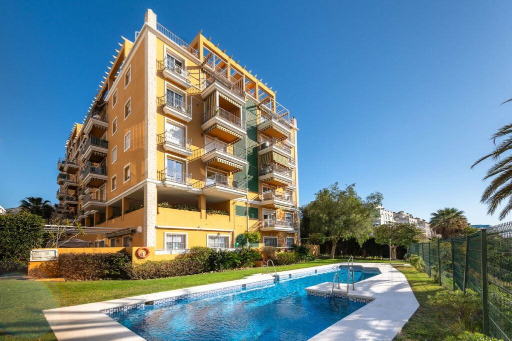 Middle Floor Apartment Marbella Málaga - image 2