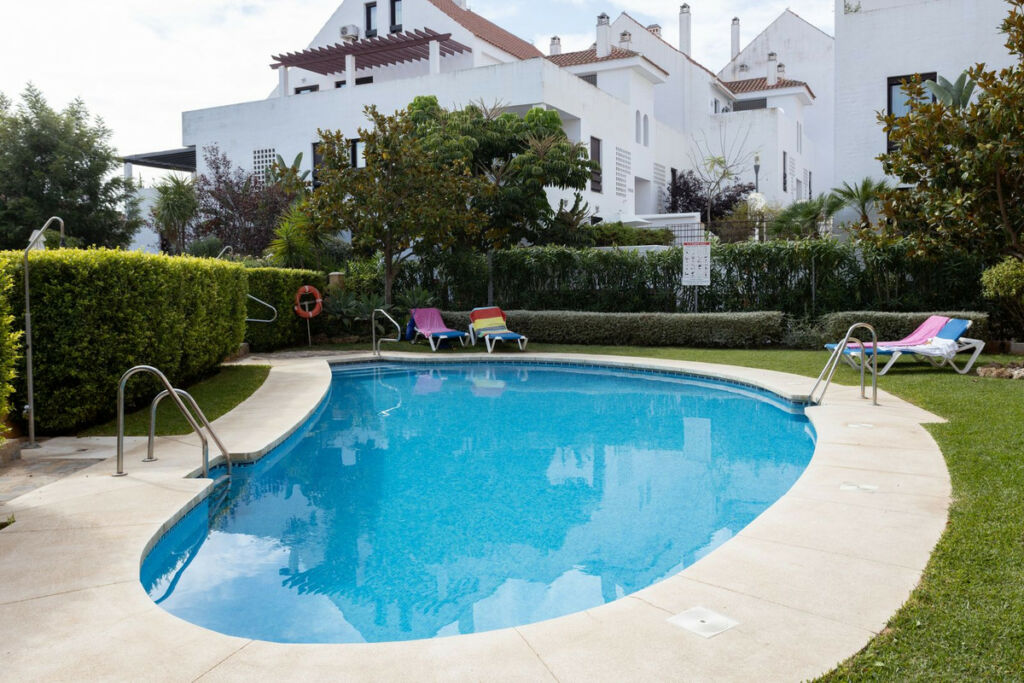 Middle Floor Apartment Nueva Andalucía Málaga - image 2