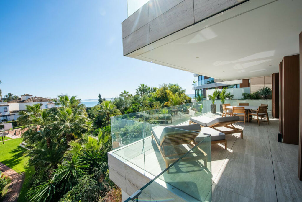 Middle Floor Apartment Estepona Málaga - image 2