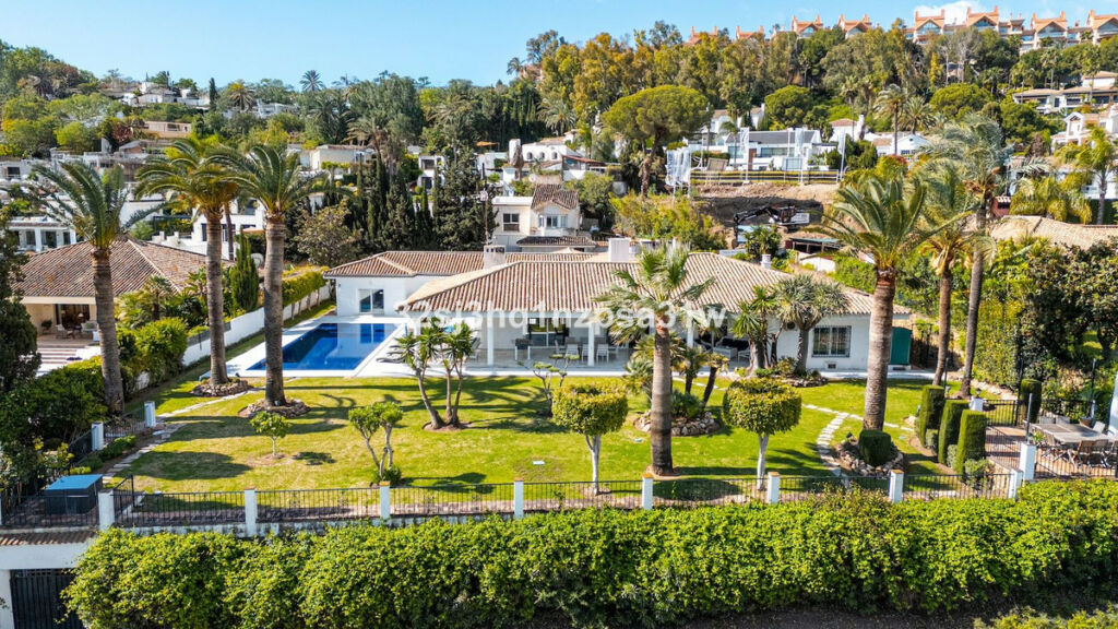 Detached Villa Nueva Andalucía Málaga - image 2