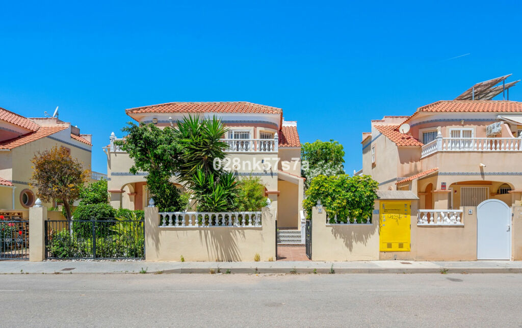 Townhouse La Zenia Alicante - image 2