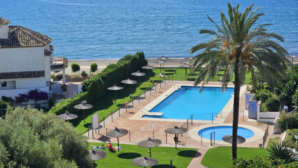Top Floor Apartment Estepona Málaga - image 2