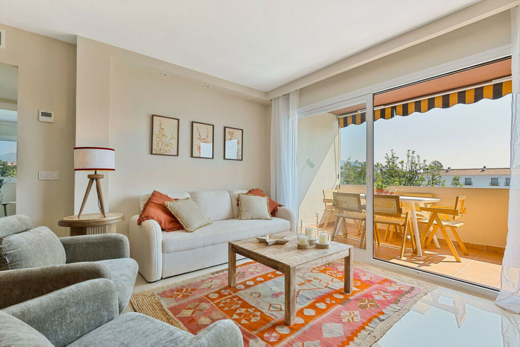 Middle Floor Apartment Nueva Andalucía Málaga - image 3