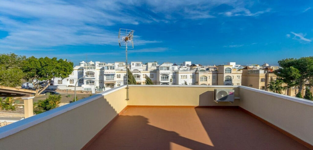 Detached Villa Villamartin Alicante - image 2