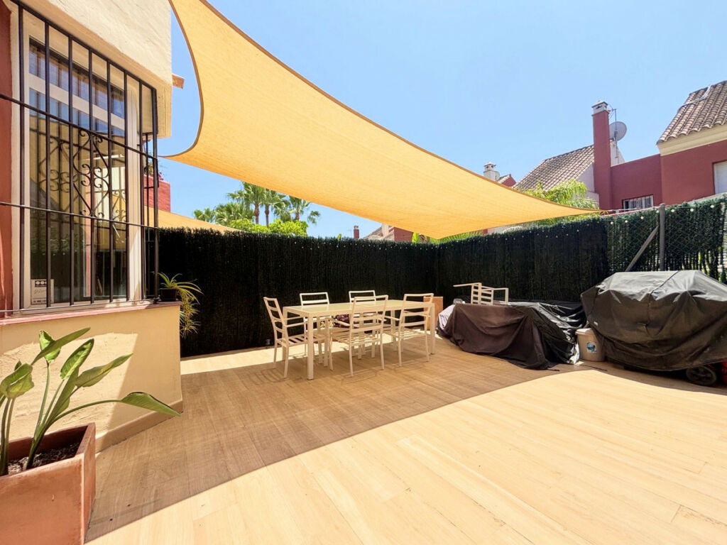 Townhouse Estepona Málaga - image 2