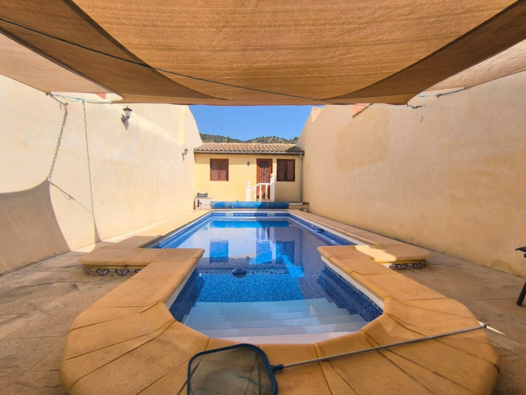 Detached Villa Chinorlet Alicante - image 2